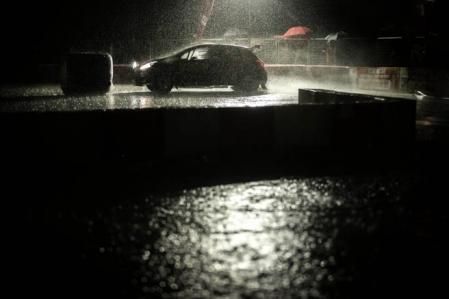 La lluvia puede crear una película de agua acumulada en el asfalto que haga que los neumáticos no se adhieran y resbalen