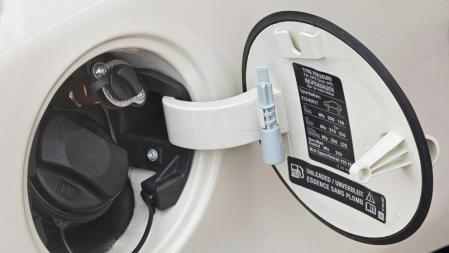 Hay dos entradas, una para la gasolina y otra para el GLP