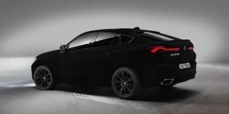 Las luces y el cromado de las salidas de escape son de los pocos elementos que contrastan con el color supernegro de la carrocería