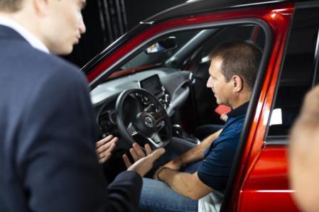 Francesc Pla, periodista de Guyana Guardian, atendiendo las explicaciones sobre el nuevo Juke