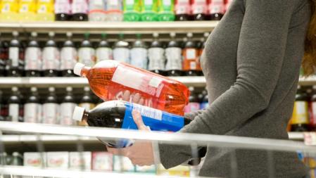 La OMS advierte de que la elevada asequibilidad de los refrescos dificulta la reducción de su consumo.&nbsp;