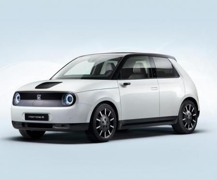 La conexión de carga se esconde bajo una tapa negra en el capó