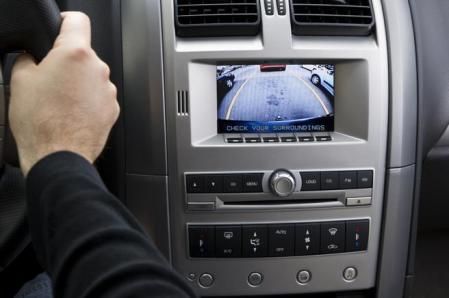 Las cámaras de marcha atrás son muy prácticas porque muestran en la pantalla interior lo que hay en la parte posterior del coche