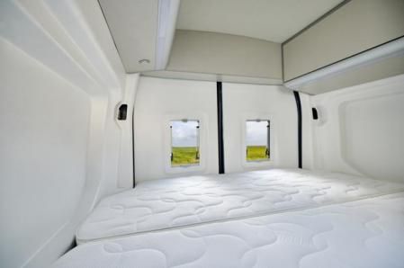 La zona de dormitorio es amplia y tiene cajones y armarios en el techo y bajo la cama.