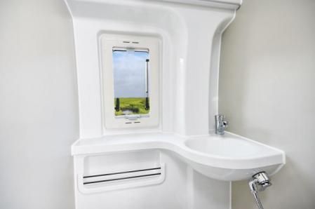 Un lujo poco habitual entre las camper es la presencia de un baño y ducha integrados.