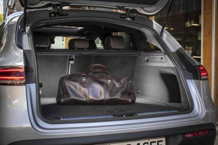 El maletero tiene una capacidad de carga inicial de 500 litros