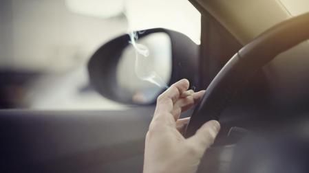 Fumar dentro del coche es especialmente nocivo para la salud