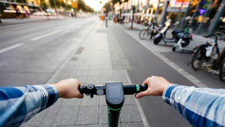 Los patinetes eléctricos no deben circular por las aceras