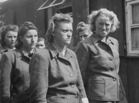 Herta Ehlert (i) y Herta Bothe (d), guardianas nazis en Bergen Belsen