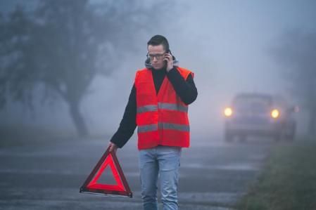 Toda persona que camine por la carretera debe llevar un chaleco reflectante para ser visto&nbsp;&nbsp;