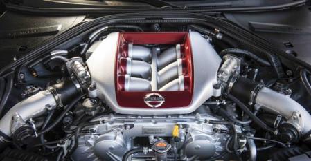 El motor de 570 CV bebe la gasolina con fruición cuando se da rienda suelta al acelerador... aunque se disfruta de cada gota gastada.