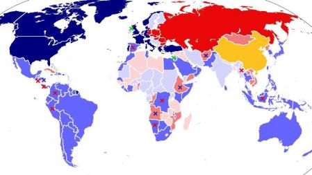 Durante la Guerra Fría, Estados Unidos y la URSS son los países más poderosos del mundo. Cada uno forma su propio bando con gobiernos de países afines a su ideología.