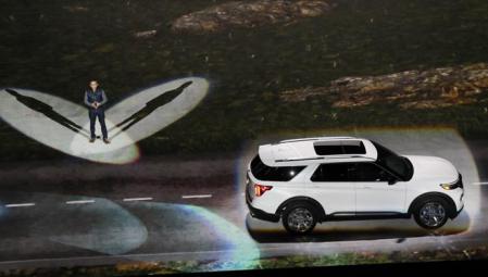 El Explorer está equipado por una combinación de motor de gasolina V6 EcoBoost 3.0 litros de Ford, motor eléctrico y generador para proporcionar 457 CV y 825 Nm de par