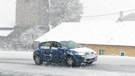 Las personas que residen en pequeños núcleos urbanos tienen mayor dependencia del coche privado que quienes viven en grandes ciudades&nbsp;