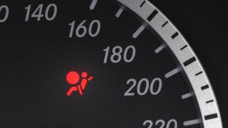 En caso de que el airbag caducase, se encenderá un testigo luminoso para avisar de la emergencia