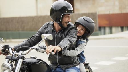 La moto es un medio elegido por algunas familias para llevar a los niños al colegio de manera más rápida y ágil 