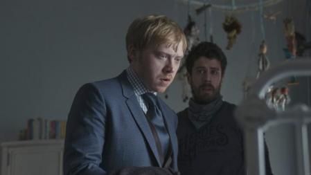 Rupert Grint es el hermano de Dorothy y tío del... muñeco.