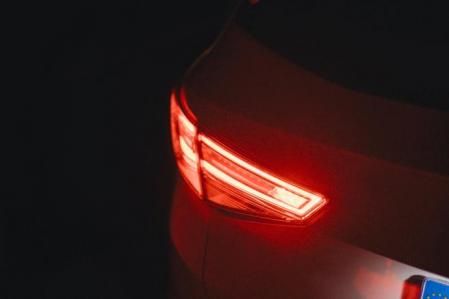 Es importante utilizar correctamente las luces del coche para iluminar la carretera y también para ser vistos