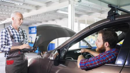 Las tarifas de los servicios oficiales suelen ser más elevadas que la de los talleres independientes&nbsp;