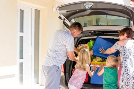 La carga no debería superar la altura de la bandeja del maletero del coche