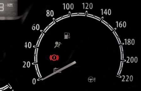 Debemos estar atentos por si se enciende el testigo que avisa del desgaste de los frenos
