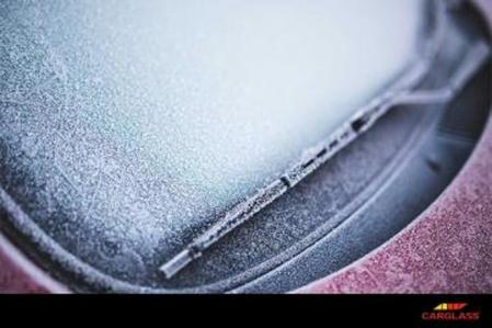 En noches muy frías, es recomendable levantar los limpiaparabrisas