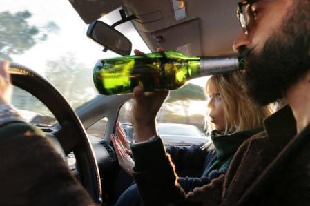 Si no estamos en condiciones de ponernos al volante, lo mejor es dejar que otra persona lo haga o recurrir a otros medios de transporte