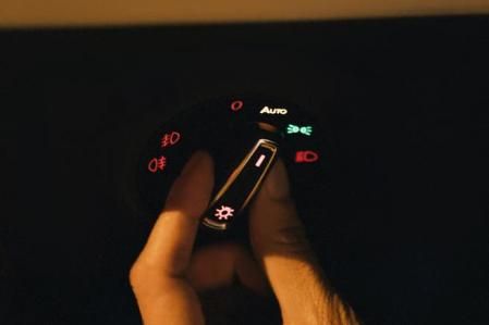 Es importante utilizar correctamente las luces del coche para iluminar la carretera y también para ser vistos