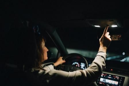 Es recomendable usarla de forma puntual y estrictamente el tiempo imprescindible para centrar nuestra atención en la carretera