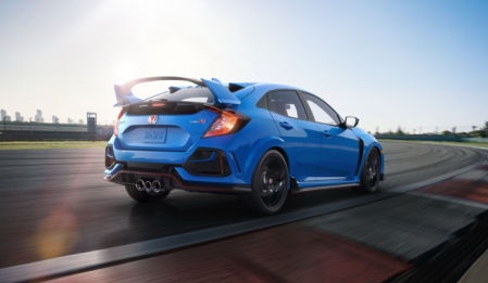 En el exterior destaca el gran alerón y las salidas de escape