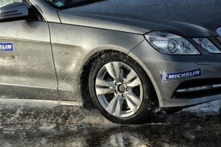 El etiquetado del neumático permite comparar la adherencia en superficies mojadas