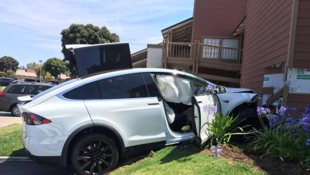 El Autopilot de Tesla ha estado involucrado en numerosos accidentes 