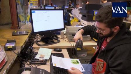 En apenas en unos minutos el agente de Correos verifica nuestra insignia, la imprime y nos la entrega. Más rápido imposible.