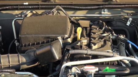 El motor que mueve el pequeño Jimny es un bloque de gasolina de 102 CV