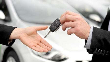 Son varias las webs, y las aplicaciones, que ofrecen servicios de ‘carsharing’, y permiten alquilar un vehículo y pagar por minutos