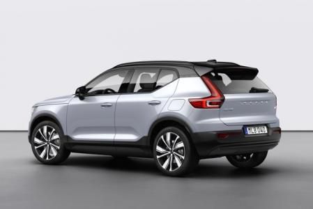 El modelo, que se presentó a finales del año pasado, estrena el nuevo concepto Recharge, el sello con el que Volvo quiere etiquetar a sus ejemplares recargables: híbridos enchufables y eléctricos