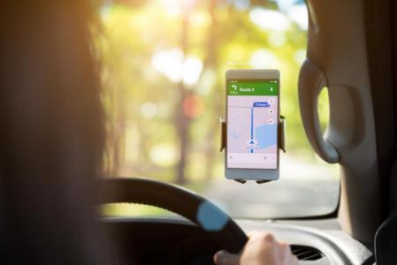 La mayoría de navegadores GPS, como Google Maps y Waze, disponen de avisadores de radar que incluyen la posición de los radares fijos y avisan al conductor