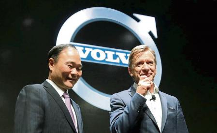 Li Shufu, (izq.), fundador y presidente de Zhejiang Geely Holding Group, y Hakan Samuelsson, presidente y CEO de Volvo, en S90 de Volvo en Shanghái, en China, el 2 de noviembre de 2016