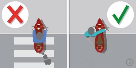 Para acceder a la acera se debe empujar la moto con el motor apagado