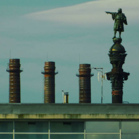 La estatua de Colón vista desde una azotea de la Barceloneta.