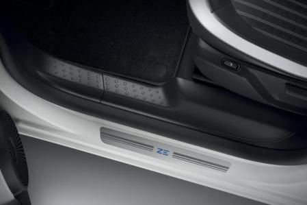 A partir del acabado Zen, los umbrales de las puertas incorporan una banda decorativa específica con el logo Z.E.