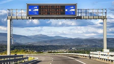 Superar el límite de velocidad reglamentario de 60 km/h en vías urbanas y en 80 km/h en vías interurbanas es constitutivo de delito