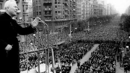 El padre Peyton durante su “cruzada del rosario en familia” en Barcelona el 28 de febrero de 1965