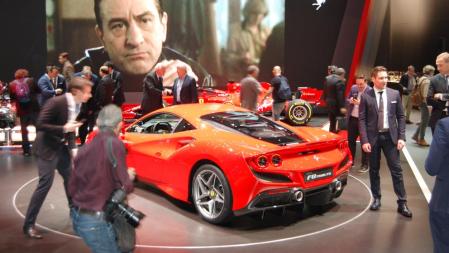 El Ferrari F8 Tributo, que sustituirá el 488 GTB, atrajo muchas miradas en el Salón del Automóvil de Ginebra de 2019