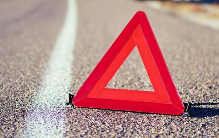 Antes de salir del coche no olvides ponerte el chaleco de seguridad reflectante, coger el móvil y caminar por detrás del guardarraíl -si existe- para colocar los triángulos de emergencia en el punto adecuado