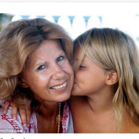 Eugenia Martínez de Irujo y su madre, la duquesa de Alba, en una imagen antigua