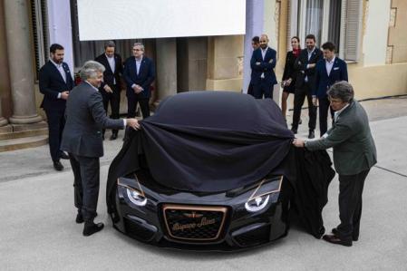 Miguel y Javier Suqué Mateu, bisnietos del fundador de la marca, descubriendo el Hispano Suiza Carmen Boulogne durante la presentación en la finca Mas Solers, del Grup Peralada