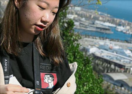 Una turista surcoreana pasea por Montjuic, en Barcelona