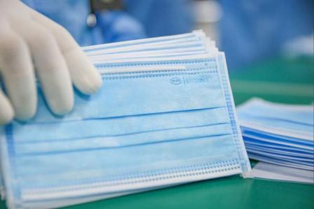 La rápida propagación del coronavirus y las necesarias medidas de protección sanitarias para evitar su contagio provocó que elementos de seguridad como las mascarillas o el gel desinfectante escasearan