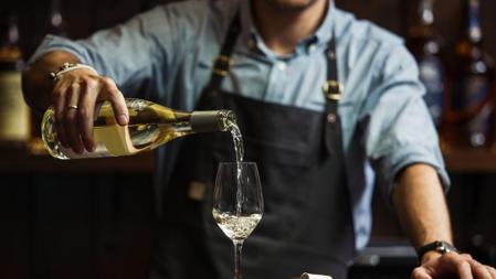 Muchos comensales optan por dejar en manos del camarero o sumiller la decisión.&nbsp;